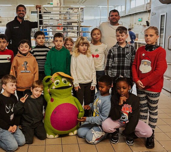 Gruppenbild mit den Kindern, ihrer Lehrerin, dem Backstubenleiter und Kai Schröer