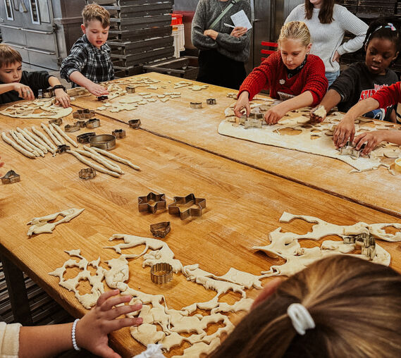 Die Kinder fleißg beim Plätzchen ausstechen